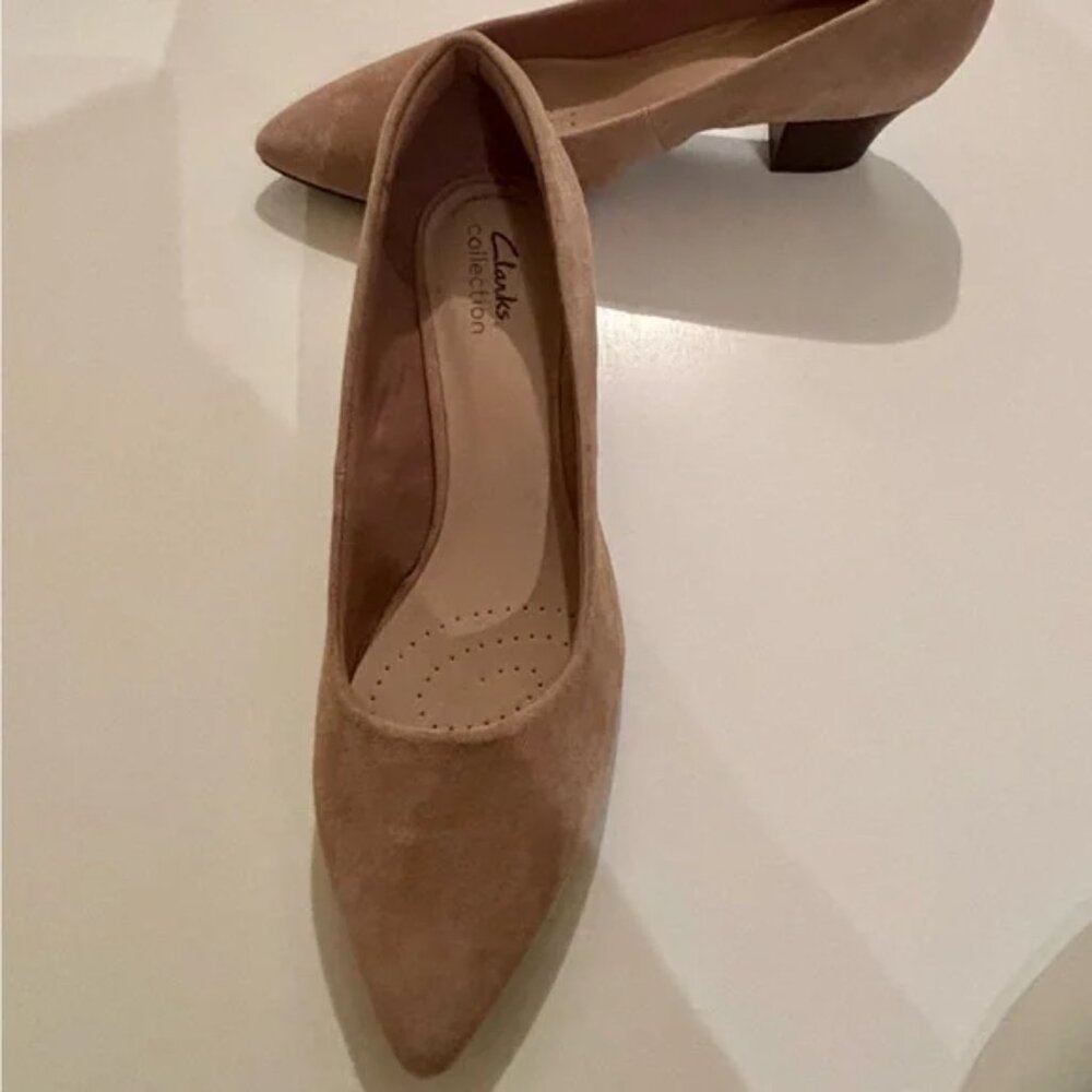 Clarks 9.5W Tan Suede Low Heel Pumps 9.5W